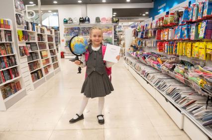 Санкт-Петербург. Девочка в отделе школьных принадлежностей в магазине канцтоваров `Буквоед` перед началом учебного года.