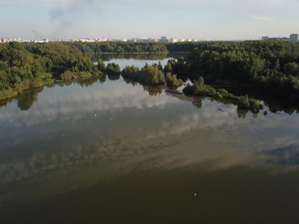 Москва. Природно-исторический парк `Косинский`. Вид на Черное озеро.