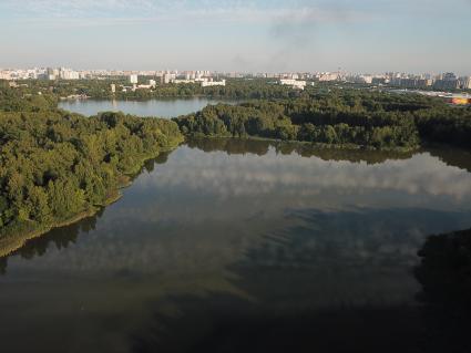 Москва. Природно-исторический парк `Косинский`. Вид на Черное озеро.