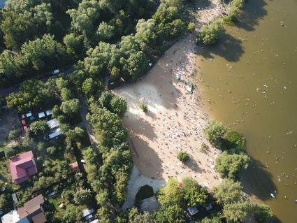 Москва. Природно-исторический парк `Косинский`. Пляж на берегу Белого озера.