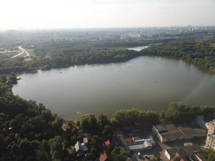 Москва. Природно-исторический парк `Косинский`. Вид на Белое озеро.