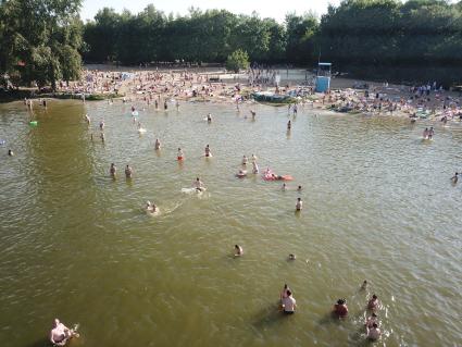 Москва. Природно-исторический парк `Косинский`. Люди плавают в Белом озере.