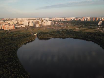 Москва. Природно-исторический парк `Косинский`. Вид на Святое озеро.