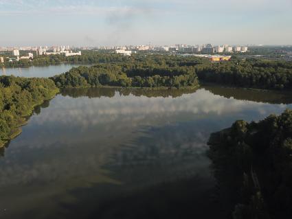Москва. Природно-исторический парк `Косинский`. Вид на Черное озеро.