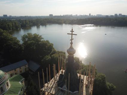 Москва. Природно-исторический парк `Косинский`.  Вид на Белое озеро и колокольню с храмом Николая Чудотворца.