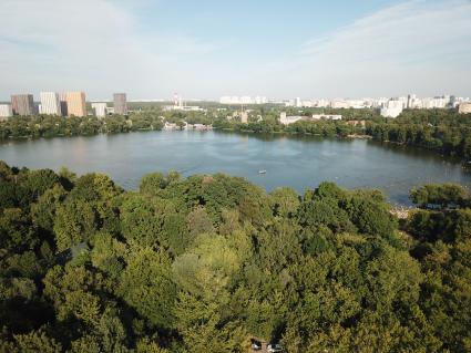 Москва. Природно-исторический парк `Косинский`. Вид на озеро.