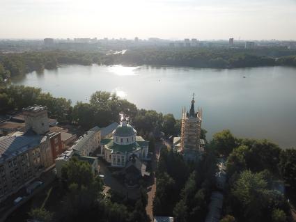 Москва. Природно-исторический парк `Косинский`. Вид на Белое озеро и колокольню с храмом Николая Чудотворца.