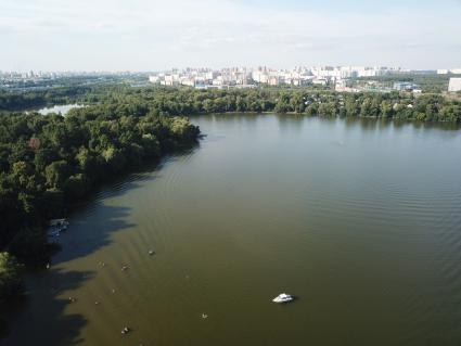 Москва. Природно-исторический парк `Косинский`. Белое озеро.