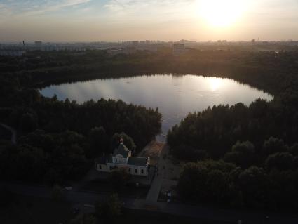 Москва. Природно-исторический парк `Косинский`. Вид на Святое озеро.