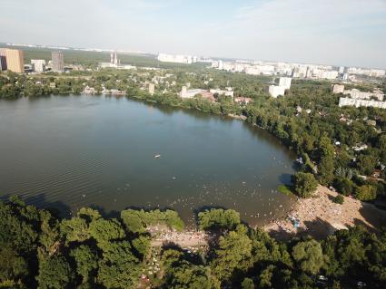 Москва. Природно-исторический парк `Косинский`. Вид на озеро.