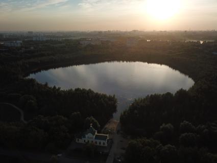 Москва. Природно-исторический парк `Косинский`. Вид на Святое озеро.