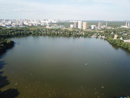 Москва. Природно-исторический парк `Косинский`. Вид на озеро.