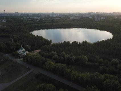 Москва. Природно-исторический парк `Косинский`. Вид на Святое озеро.