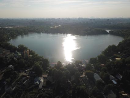 Москва. Природно-исторический парк `Косинский`. Вид на Белое озеро.