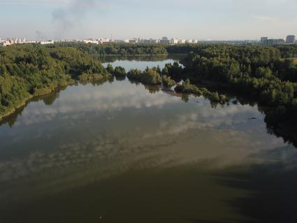 Москва. Природно-исторический парк `Косинский`. Вид на Черное озеро.