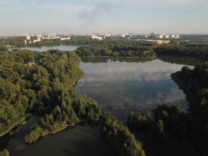 Москва. Природно-исторический парк `Косинский`. Вид на Черное озеро.