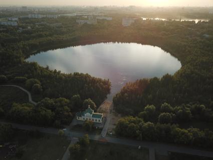 Москва. Природно-исторический парк `Косинский`. Вид на Святое озеро.