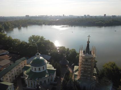 Москва. Природно-исторический парк `Косинский`. Вид на Белое озеро и колокольню с храмом Николая Чудотворца.