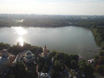 Москва. Природно-исторический парк `Косинский`. Вид на Белое озеро и колокольню с храмом Николая Чудотворца.