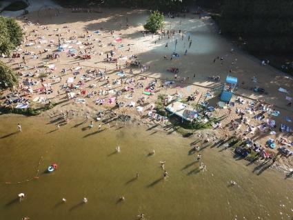 Москва. Природно-исторический парк `Косинский`. Пляж на берегу Белого озера.