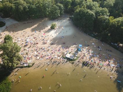 Москва. Природно-исторический парк `Косинский`. Пляж на берегу Белого озера.