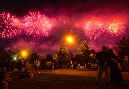 Москва. Салют в рамках VII Международного фестиваля фейерверков `Ростех` в Братеевском парке.