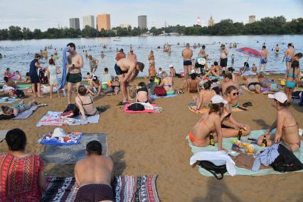 Москва. Люди загорают на пляже Косинского озера.