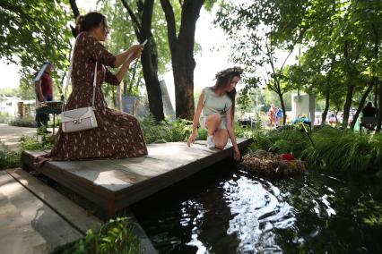 Москва. Посетители во время VIII Московского международного фестиваля ландшафтного искусства `Сады и люди` в Северном сквере на ВДНХ.