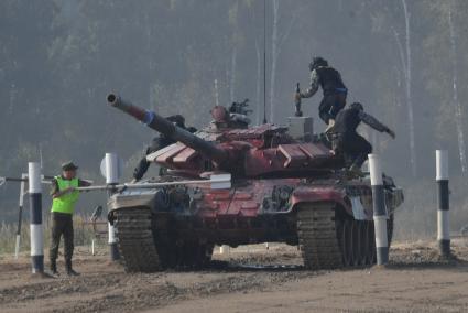 Московская область, Алабино. Танк Т-72Б3 экипажа из Монголии во время соревнований танковых экипажей в конкурсе `Танковый биатлон-2022` в рамках VIII Армейских международных игр `АрМИ-2022`.