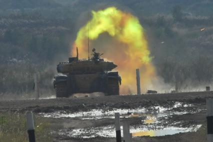 Московская область, Алабино. Танк Т-72Б3 экипажа из Азербайджана во время соревнований танковых экипажей в конкурсе `Танковый биатлон-2022` в рамках VIII Армейских международных игр `АрМИ-2022`.