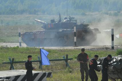 Московская область, Алабино. Танк Т-72Б3 экипажа из Монголии во время соревнований танковых экипажей в конкурсе `Танковый биатлон-2022` в рамках VIII Армейских международных игр `АрМИ-2022`.