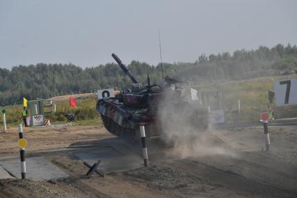 Московская область, Алабино. Танк Т-72Б3 экипажа из Монголии во время соревнований танковых экипажей в конкурсе `Танковый биатлон-2022` в рамках VIII Армейских международных игр `АрМИ-2022`.