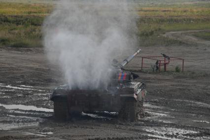 Московская область, Алабино. Танк Т-72Б3 экипажа из Монголии во время соревнований танковых экипажей в конкурсе `Танковый биатлон-2022` в рамках VIII Армейских международных игр `АрМИ-2022`.