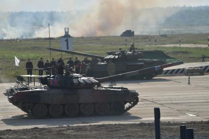 Московская область, Алабино. Танк Т-72Б3 (на первом плане) экипажа из Монголии во время соревнований танковых экипажей в конкурсе `Танковый биатлон-2022` в рамках VIII Армейских международных игр `АрМИ-2022`.