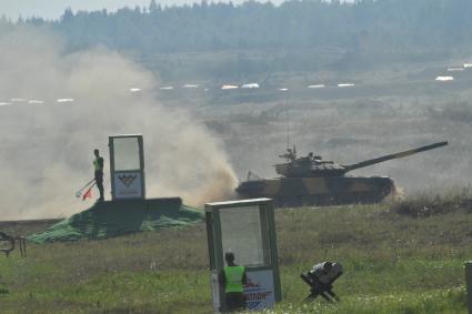 Московская область, Алабино. Танк Т-72Б3 экипажа из Азербайджана во время соревнований танковых экипажей в конкурсе `Танковый биатлон-2022` в рамках VIII Армейских международных игр `АрМИ-2022`.