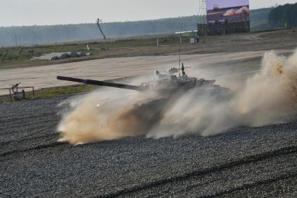 Московская область, Алабино. Танк Т-72Б3 экипажа из Монголии во время соревнований танковых экипажей в конкурсе `Танковый биатлон-2022` в рамках VIII Армейских международных игр `АрМИ-2022`.