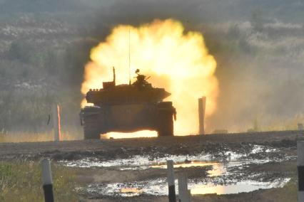 Московская область, Алабино. Танк Т-72Б3 экипажа из Азербайджана во время соревнований танковых экипажей в конкурсе `Танковый биатлон-2022` в рамках VIII Армейских международных игр `АрМИ-2022`.