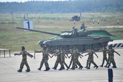 Московская область, Алабино. Военнослужащие во время соревнований танковых экипажей в конкурсе `Танковый биатлон-2022` в рамках VIII Армейских международных игр `АрМИ-2022`.