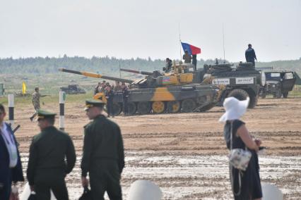 Московская область, Алабино. Танк Т-72Б3 экипажа из Азербайджана во время соревнований танковых экипажей в конкурсе `Танковый биатлон-2022` в рамках VIII Армейских международных игр `АрМИ-2022`.