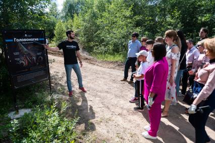 Ленинградская область, Путилово. Посетители первого в России палеонтологического парка на территории Путиловского карьера.