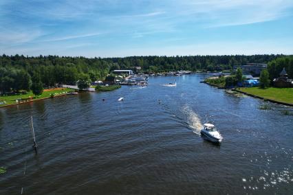 Московская область. Катер плявет по Клязьминскому водохранилищу.