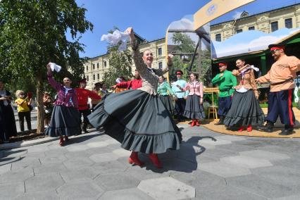 Москва. Выступление казаков во время V Фестиваля Русского географического общества в парке `Зарядье`.