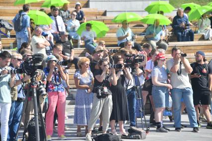 Москва. Фотографы во время V Фестиваля Русского географического общества в парке `Зарядье`.