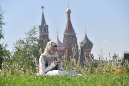 Москва. Участница Государственного вокально-хореографического ансамбля `Дагестан` во время V Фестиваля Русского географического общества в парке `Зарядье`.