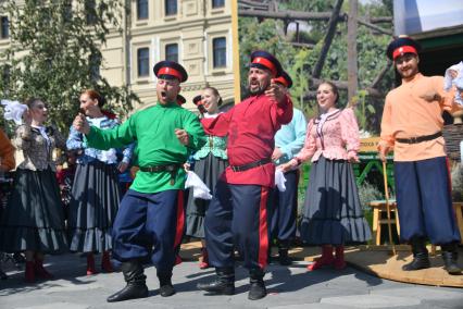 Москва. Выступление казаков во время V Фестиваля Русского географического общества в парке `Зарядье`.