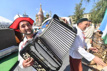 Москва. Экспозиция Башкортостана во время V Фестиваля Русского географического общества в парке `Зарядье`.