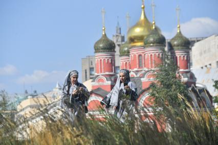 Москва. Участницы Государственного вокально-хореографического ансамбля `Дагестан` во время V Фестиваля Русского географического общества в парке `Зарядье`.