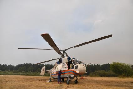 Рязанская область. п.Деулино. Пожарный вертолет МЧС Ка-32А принимает участие в тушения лесного пожара.