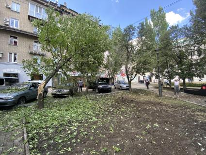 ДНР. г.Донецк. Последствия обстрела центра города ВСУ. Обстрел произошел во время церемонии прощания с полковником ДНР, командиром дивизиона реактивных систем `Ураган`, героем России (посмертно) Ольгой Качурой (Корсой).