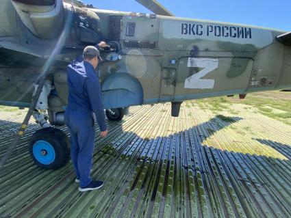 Харьковская область. Механик проверяет российский вертолет Ми-8 перед боевым вылетом.